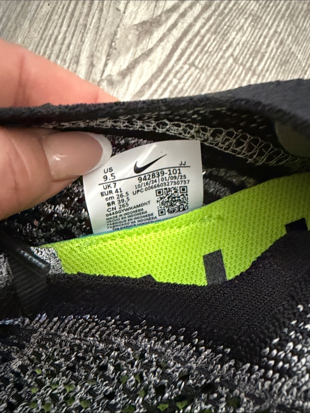 Nike Flyknit Trainers in Black, Gray and White size 9.5 - Picture 6 of 6